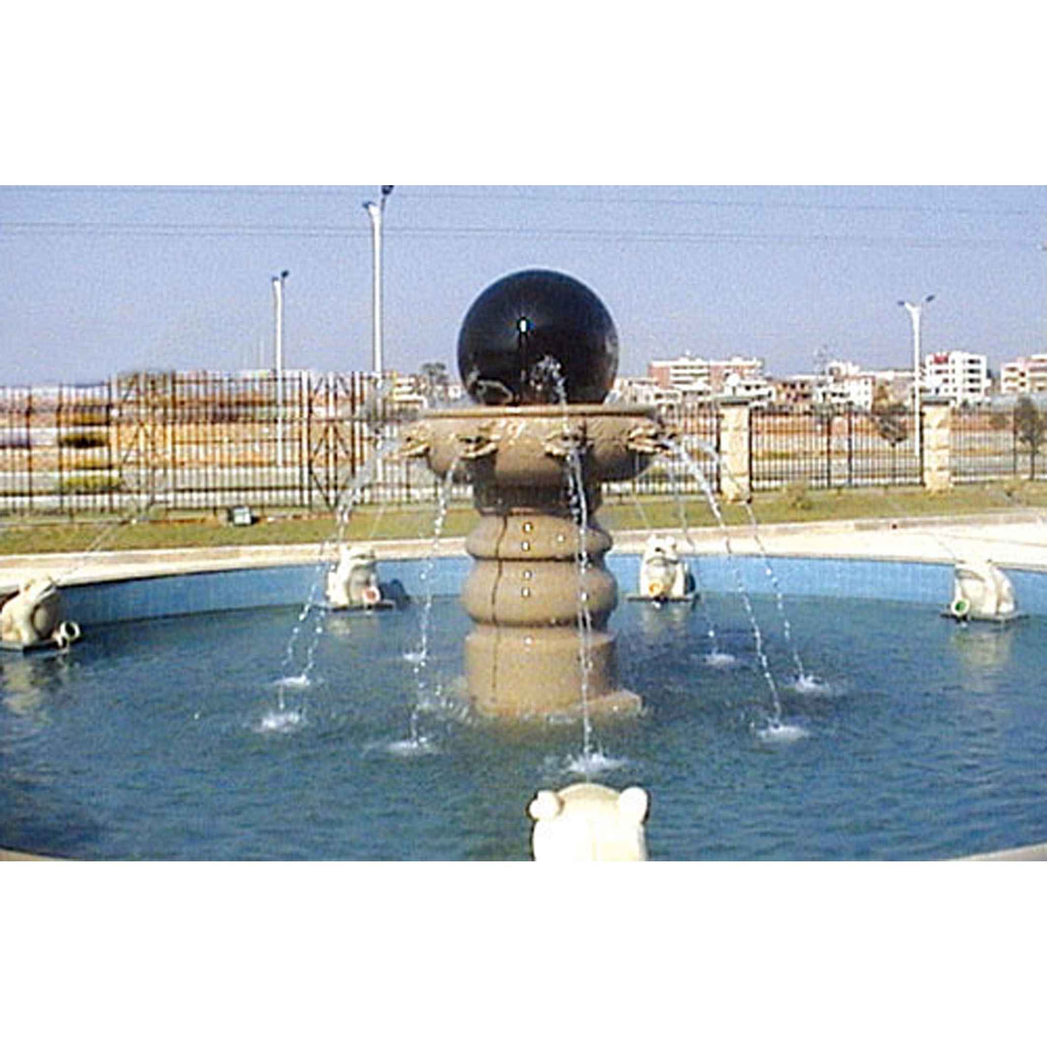 La belleza eterna de la fuente de granito