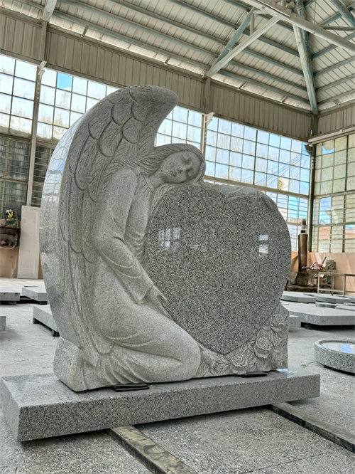 Las lápidas de amor y las lápidas cruzadas fueron enviadas a Rumania