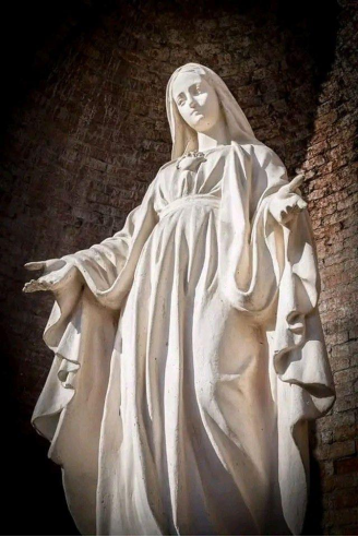 Estatua de la Virgen María