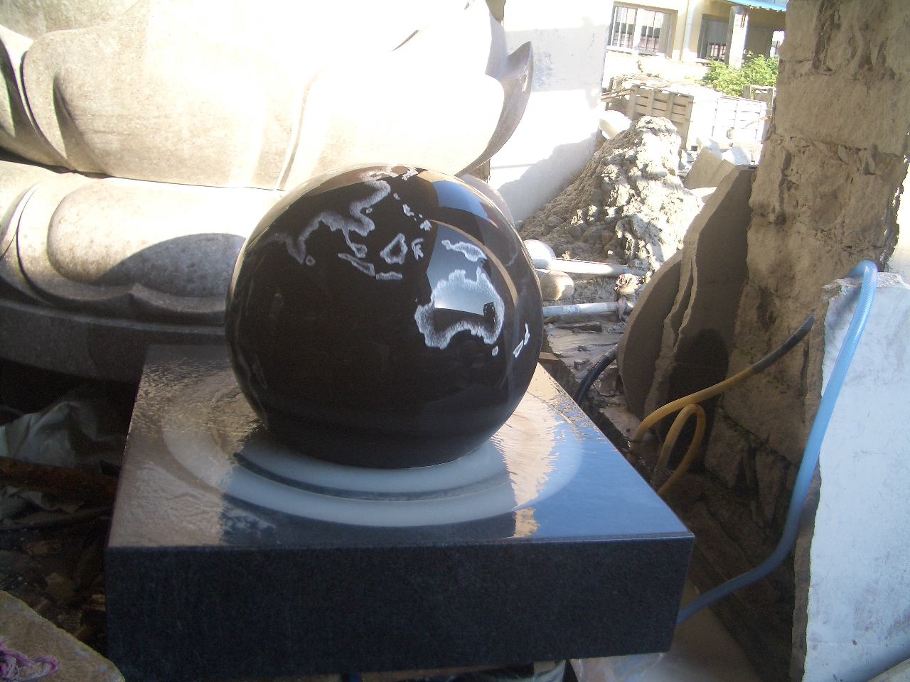 Talla de piedra de globo de granito negro