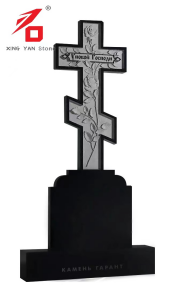Monumento de rosa de granito negro en la cruz