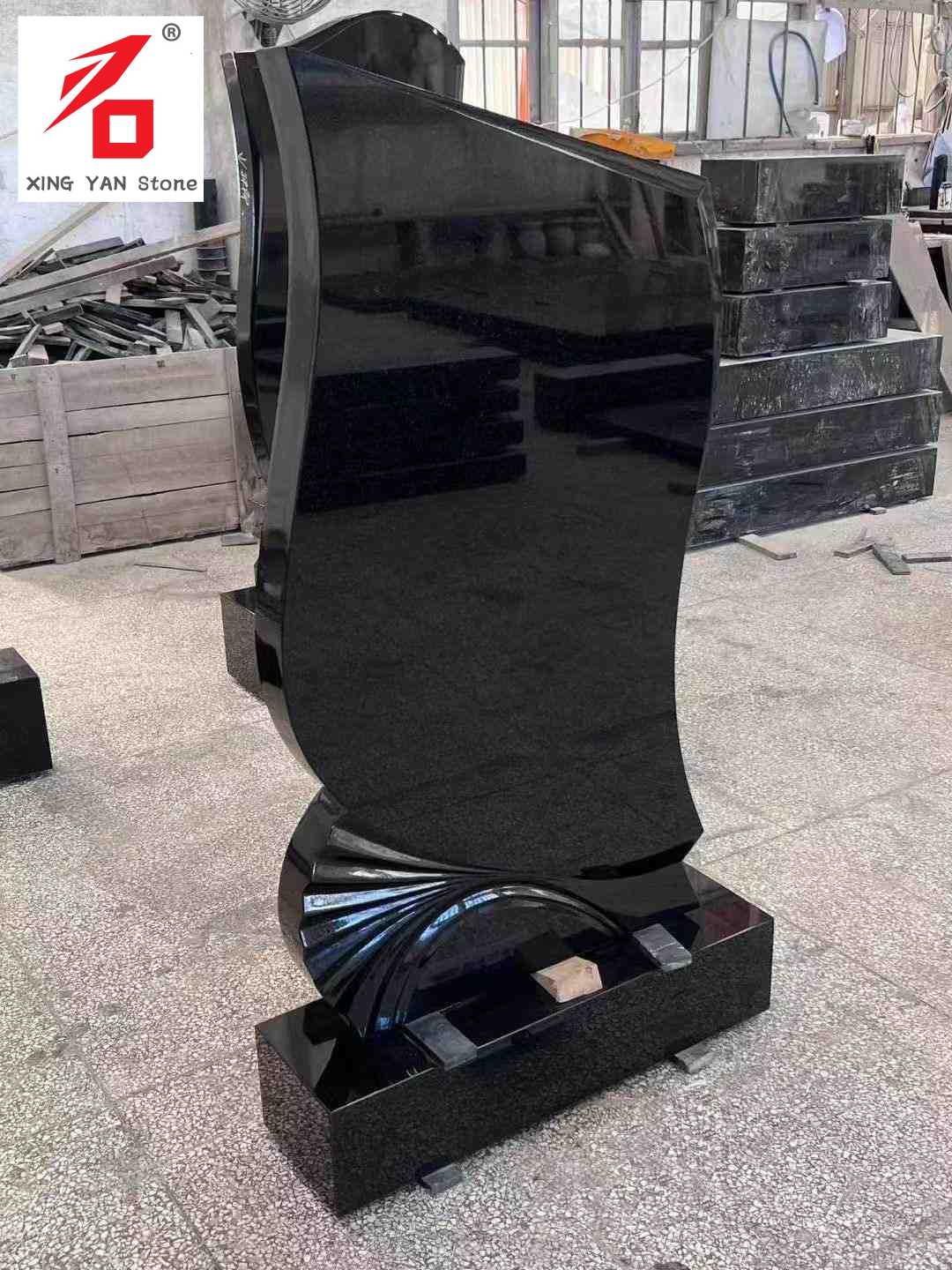 Lápida artística en forma de negro