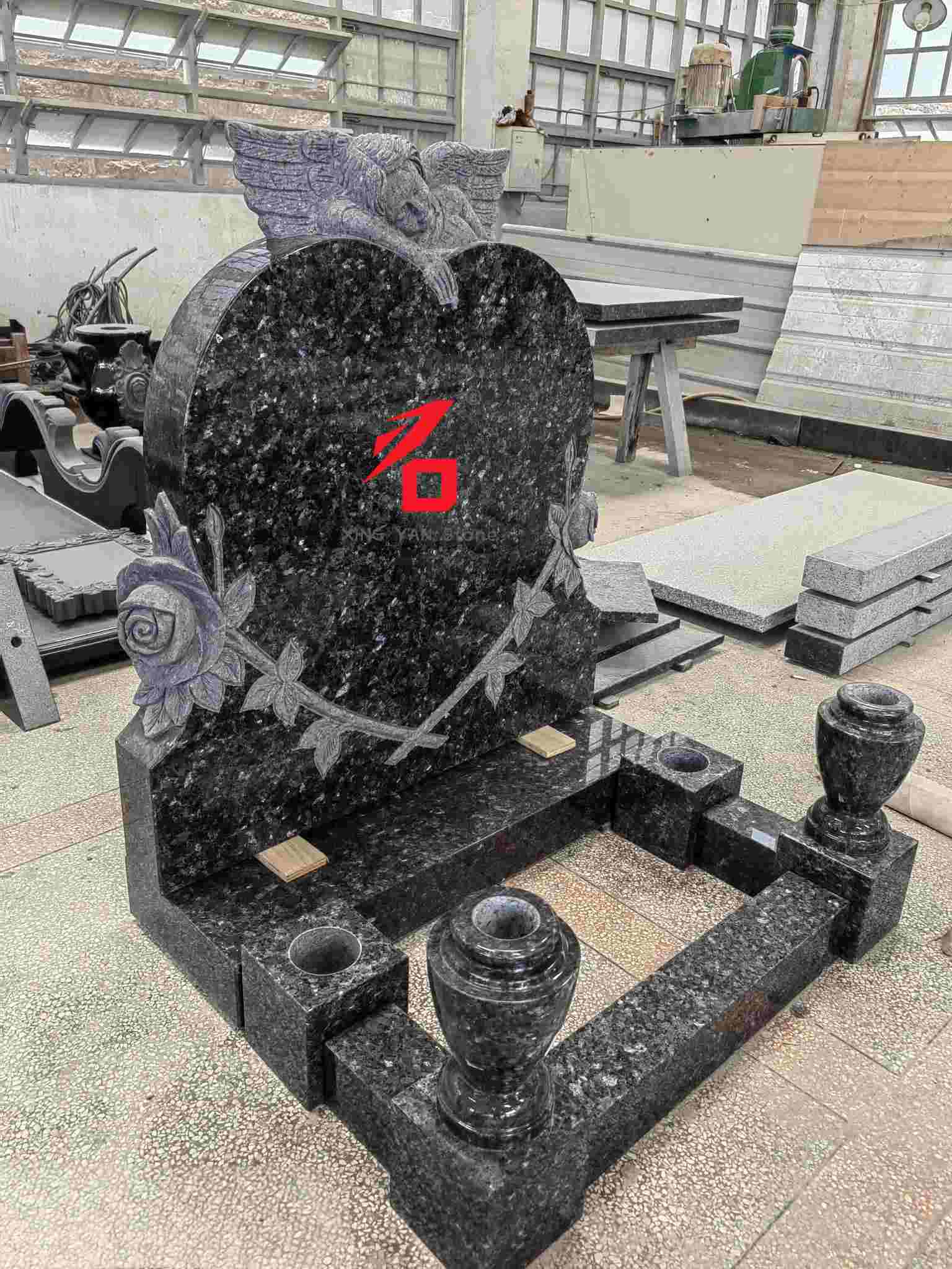 Lápida conmemorativa del ángel en forma de corazón de granito azul perla