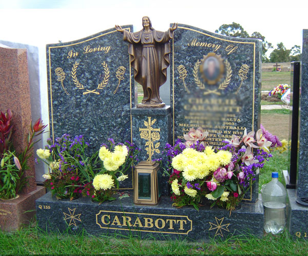 Lápida de granito con temática cristiana de estilo europeo