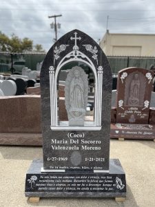 Lápida de piedra de figura religiosa de estilo europeo