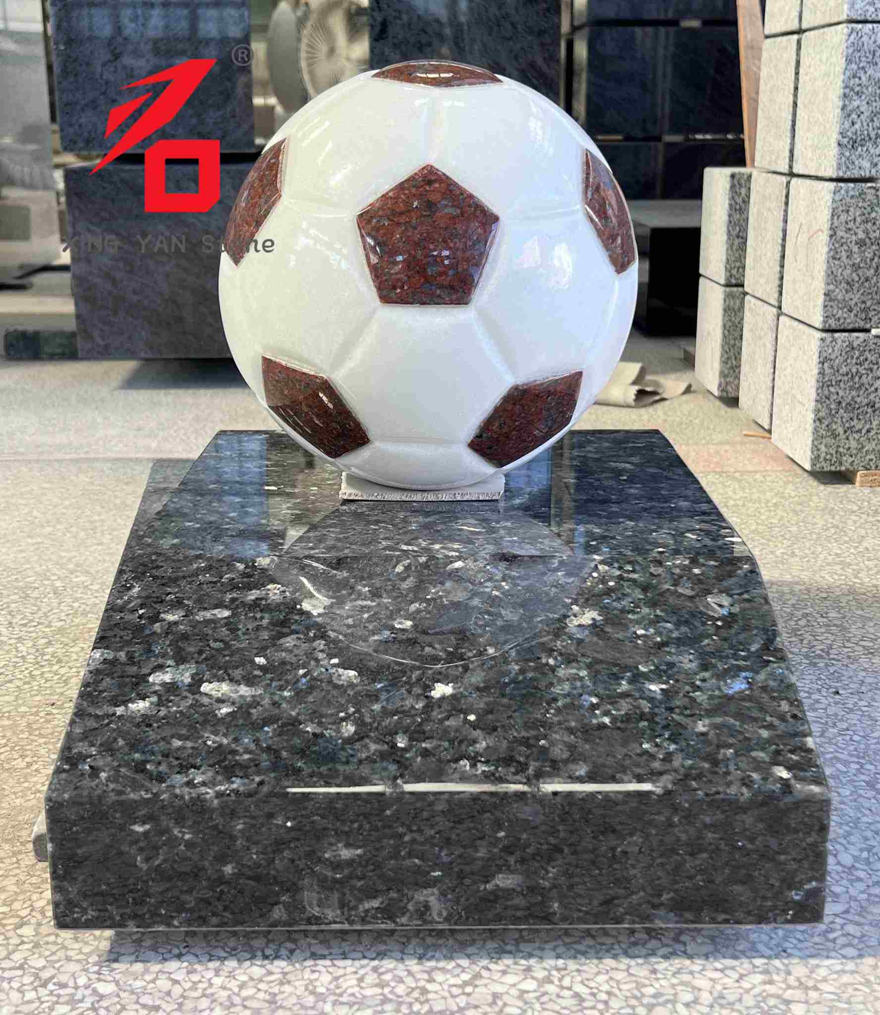 Escultura artística de granito en forma de balón de fútbol