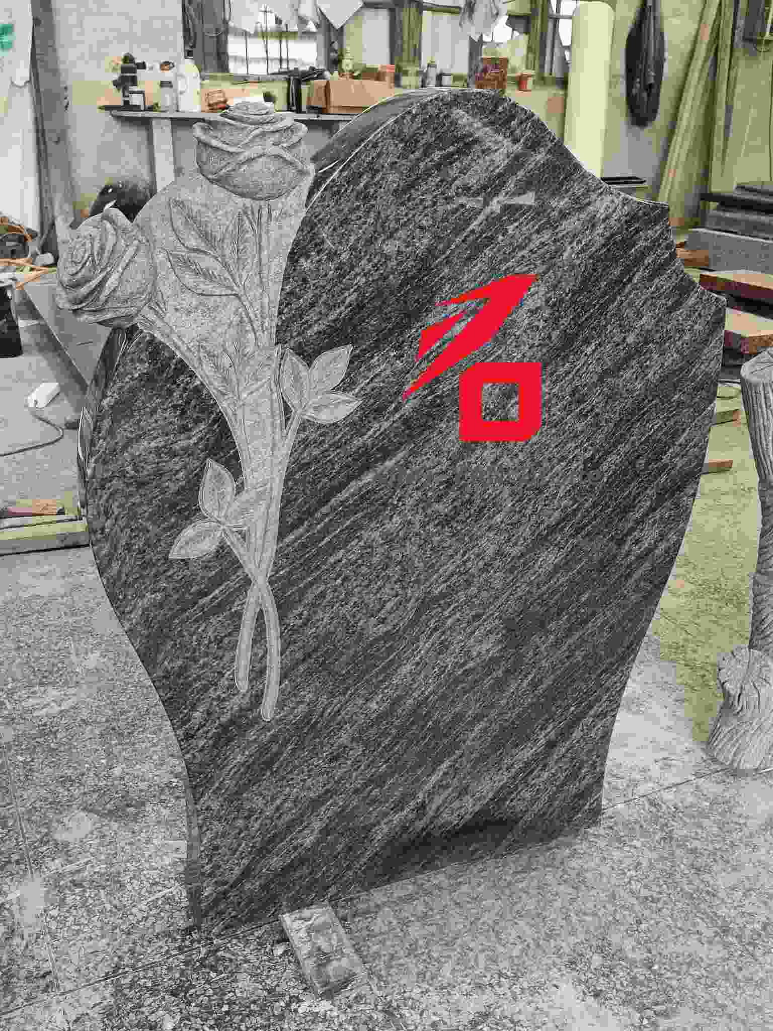 Lápida conmemorativa de rosas en forma de corazón