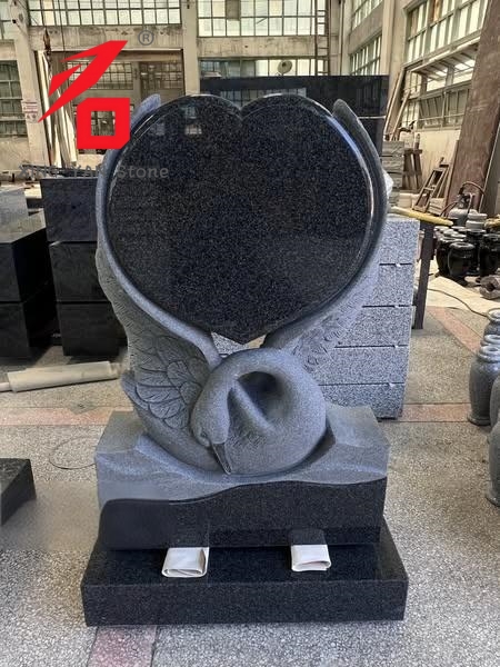 Lápida de piedra de cisne en forma de corazón