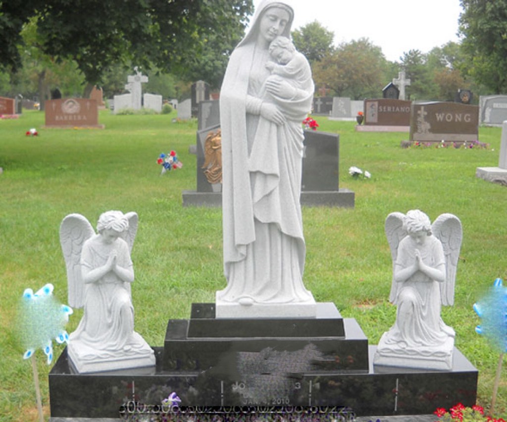 Madonna sosteniendo el hijo y el monumento de la combinación de ángel de oración