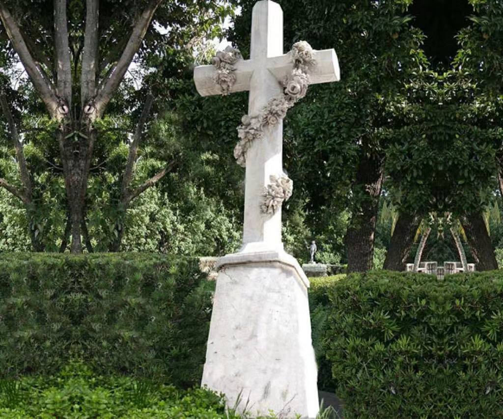 Lápida de cruz de mármol con grabado de rosa, piedra conmemorativa religiosa