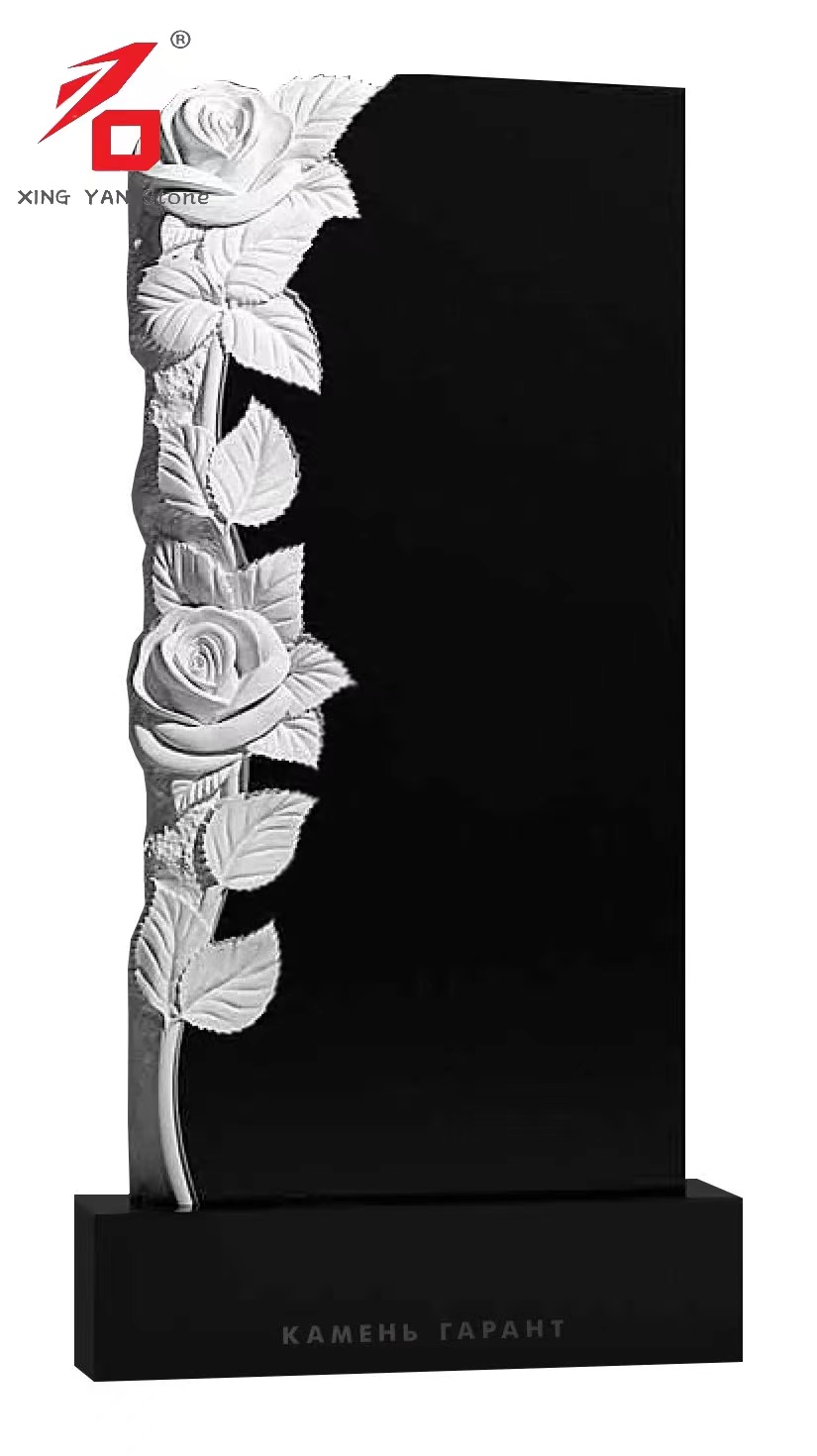 Monumento tallado con rosas hechas de negro