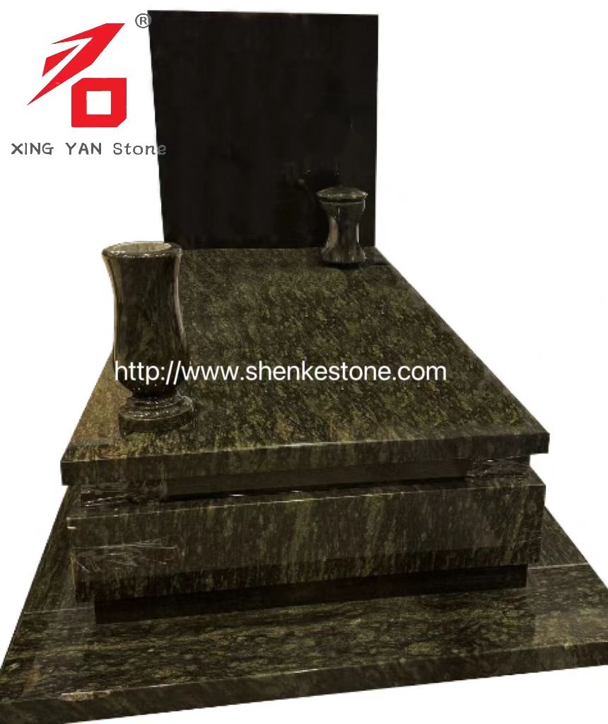 Monumento de granito verde oliva y tabletas de piedra negra, jarrones y linternas