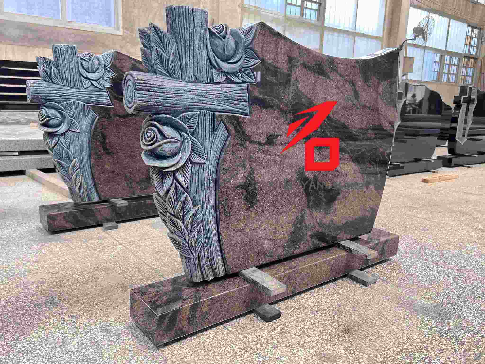 Lápida conmemorativa con patrón de rosa y cruz