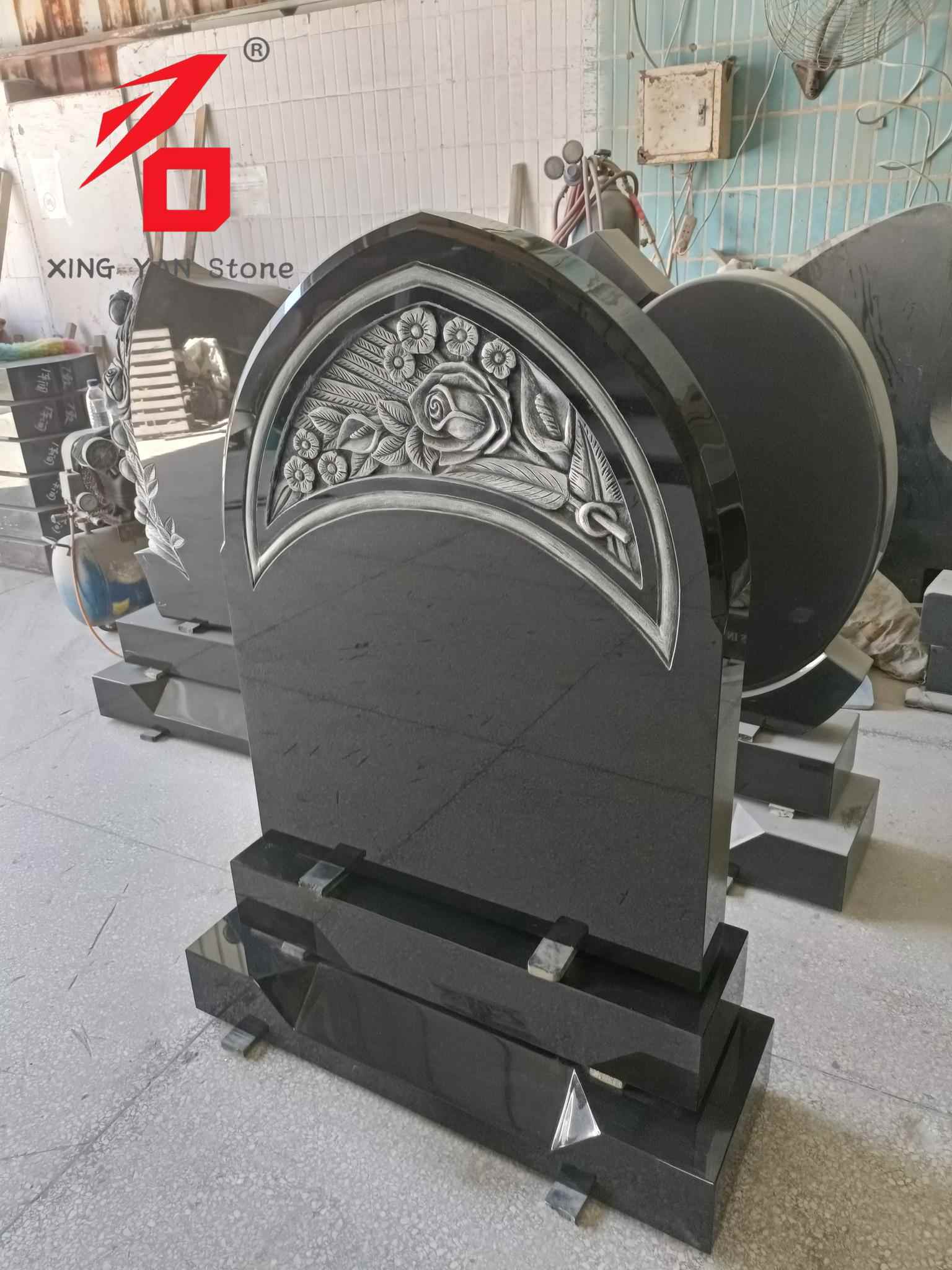 Lápida tallada en rosas, Lápida arqueada de granito negro